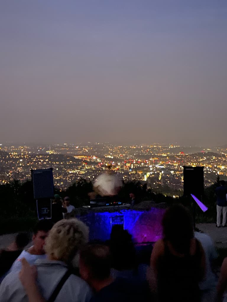 Sundowner Rave atmosphere