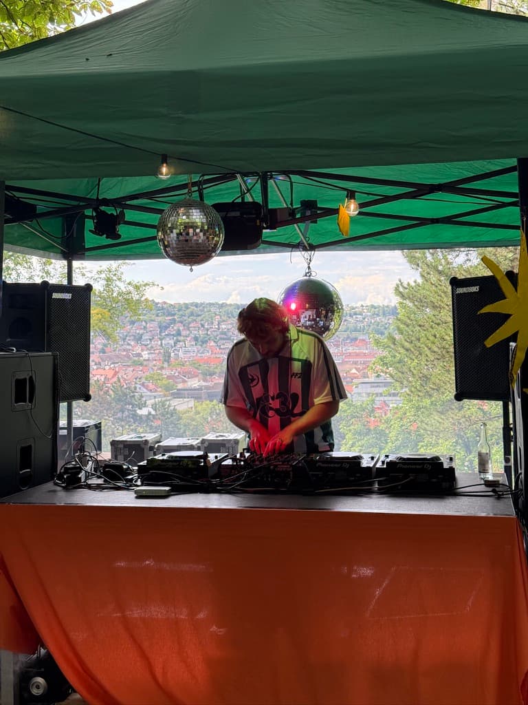 DJ performance at Draufsicht Festival